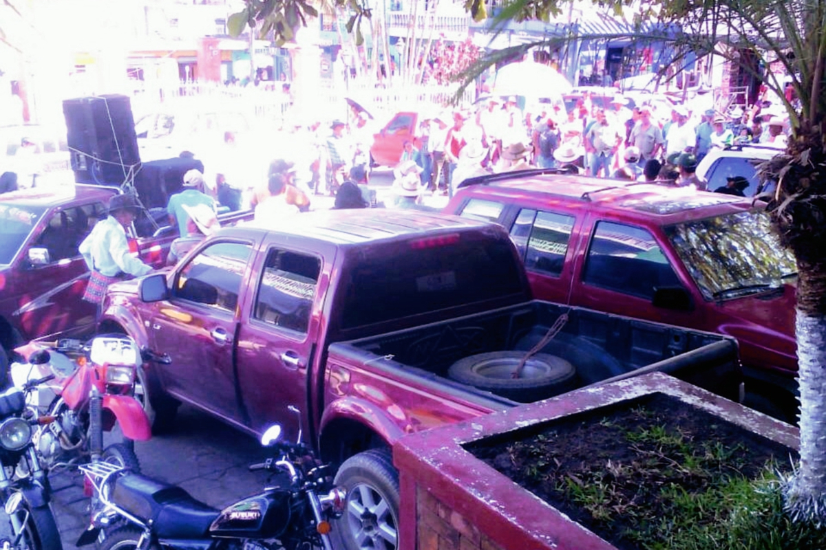 Un grupo de vecinos protesta frente a  la sede de la comuna. (Foto Prensa Libre: Óscar Figueroa)