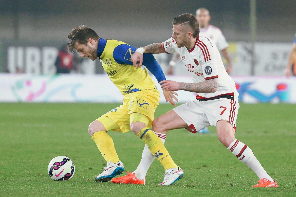 Perparim Hetemaj del chievo -iz- disputa el balón con Jeremy Menez -der- en el partido que milán y chievo empataron a cero. (Foto Prensa Libre: AFP)