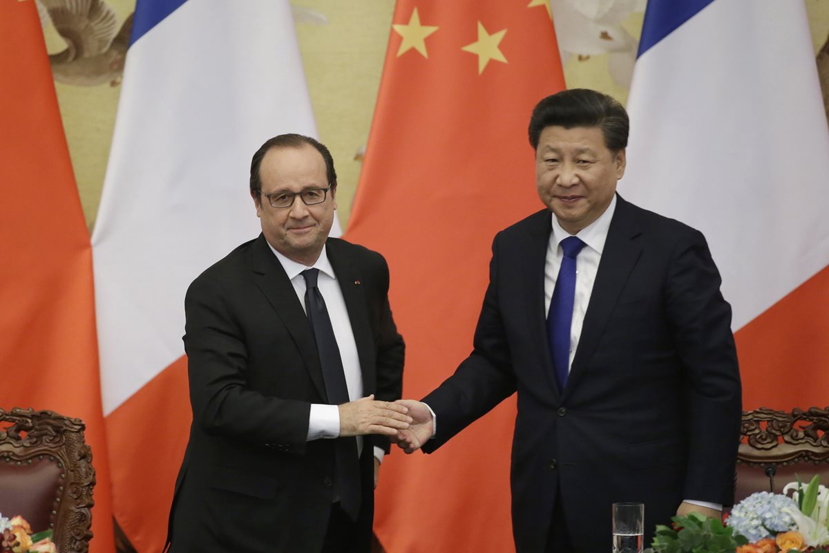 El presidente francés, Francois Hollande (izquierda), saluda a su homólogo chino, Xi Jinping (derecha), después de reunirse en Beijing. (Foto Prensa Libre: AP).