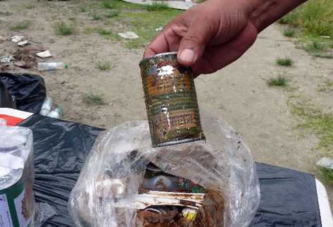 Un agente muestra el estado en que les llegaron los  productos de las raciones para el personal destacado  en   sitios y rutas turísticas.