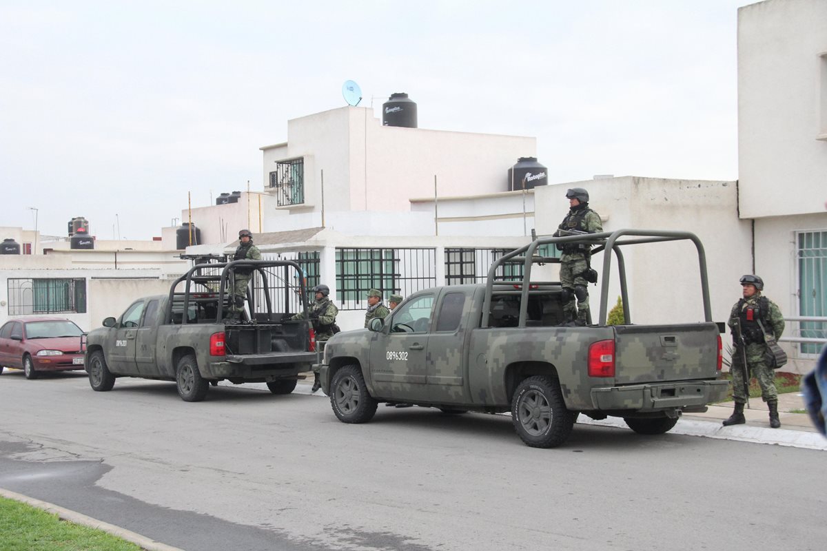 Militares resguardan la casa en la que ocurrió la matanza en Ciudad de México. (Foto Prensa Libre: EFE)