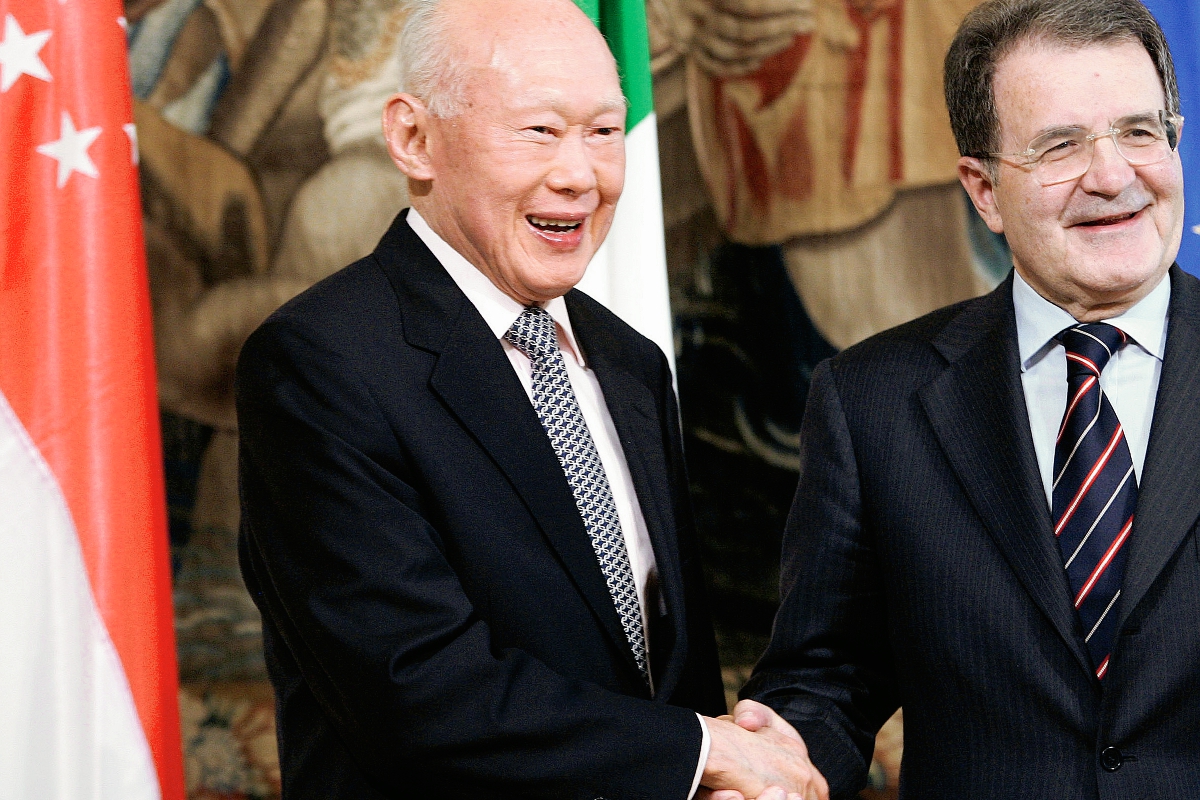 Lee Kuan Yew durante una reunión que tuvo en el 2007 con el exprimer ministro italiano Romano Prodi. (Foto Prensa Libre: AP).