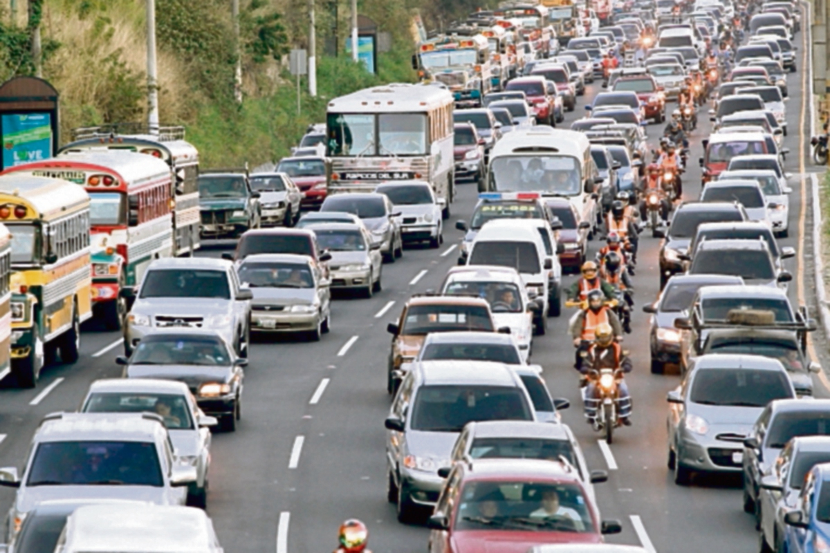 En lo que va del año se han sumado más autos y motocicletas nuevos y usados . (FOTO PRENSA LIBRE: ERICK AVILA)