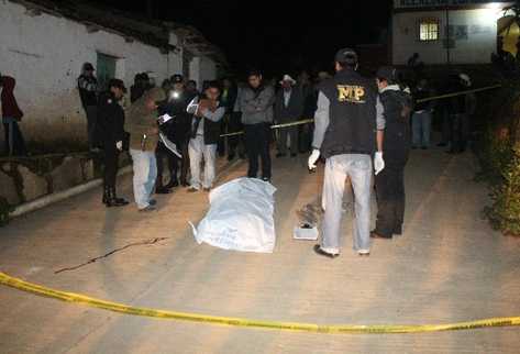 Autoridades de Totonicapán y curiosos observan el cuerpo del  presunto delincuente.