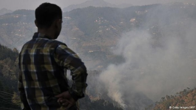 El fuego fue fruto de una explosión en uno de los almacenes de munición más grandes del país. (Foto Prensa Libre: AFP)