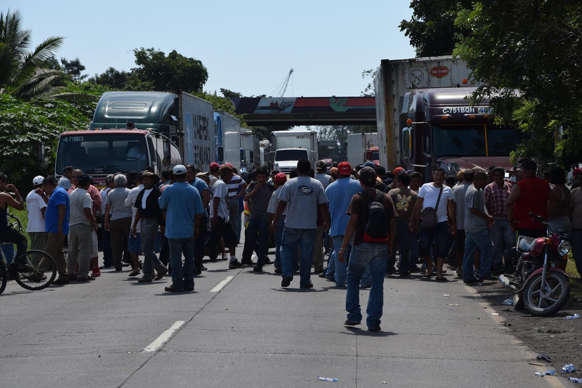 Pilotos del transporte pesado quienes movilizan la mercadería que ingresa y sale de Puerto Quetzal, Escuintla paralizaron labores en protesta a las medidas de restricción de horarios impuestas por la municipalidad de Guatemala. (Foto, Prensa Libre: Hemeroteca PL)