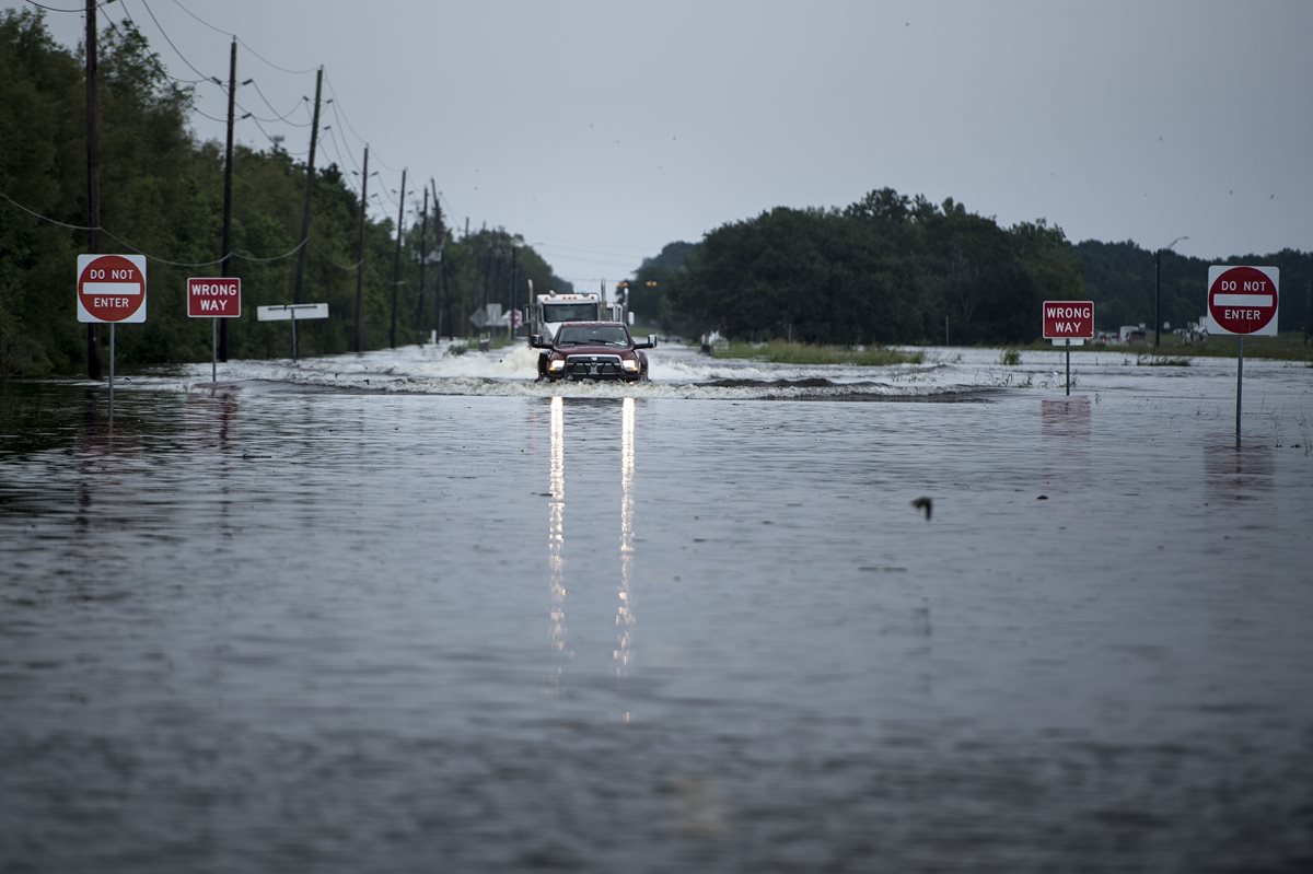Una de las calles principales a la planta química Arkema totalmente inundada, en Crosby, Texas. (Foto Prensa Libre: AFP)