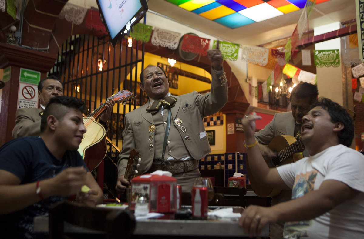 <em>Las libertades individuales y las redes sociales son otros dos elementos que ayudan a que la gente sienta más “experiencias positivas”. (Foto Prensa Libre: AP).</em>