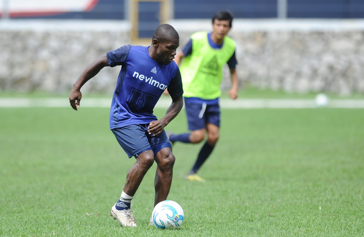 Milton Núñez captado en el entrenamiento de este martes en el estadio Revolución. (Foto Prensa Libre: Francisco Sánchez).