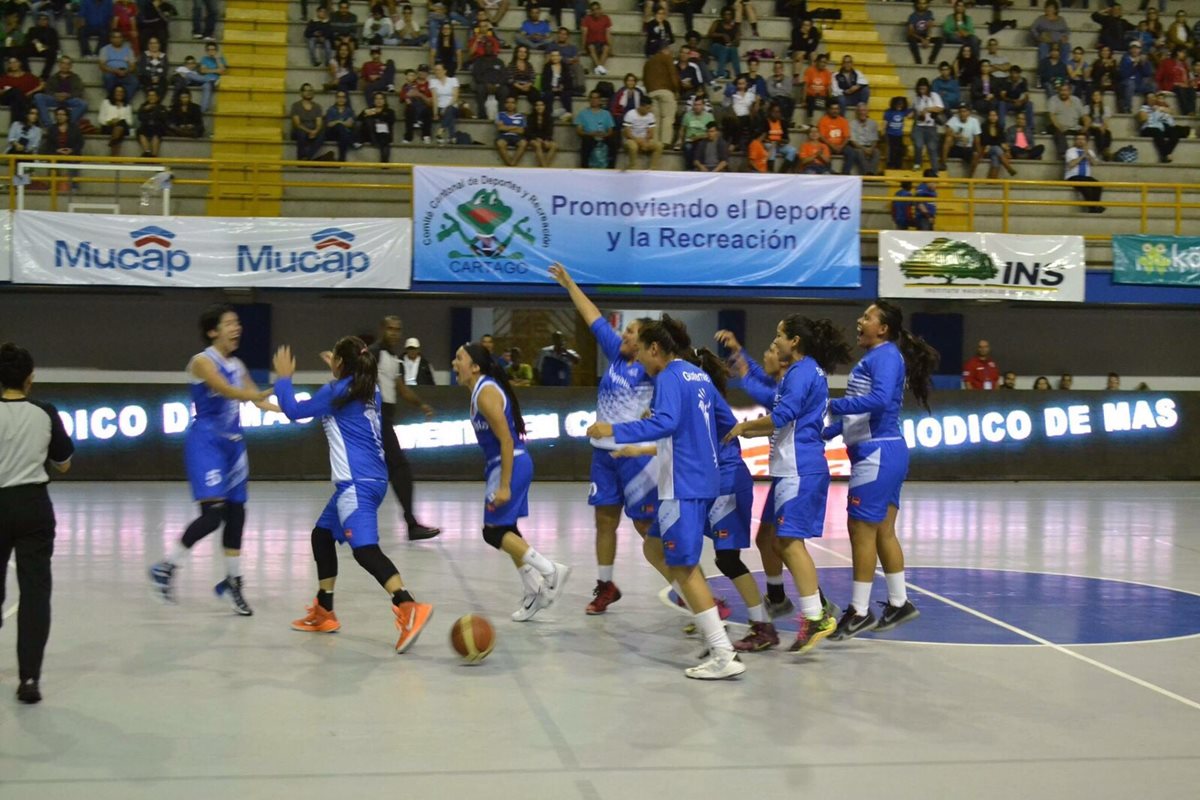 Las nacionales festejan tras avanzar a la final del Torneo Centroamericano. (Foto Prensa Libre: Cortesía FedeBaloncesto)