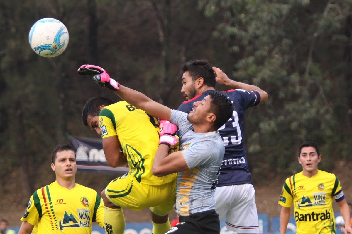 Carlos Rodríguez, portero de Marquense, se anticipa a la llegada de Carlos Kamiani, de la Usac. (Foto Prensa Libre: Jesús Cuque).