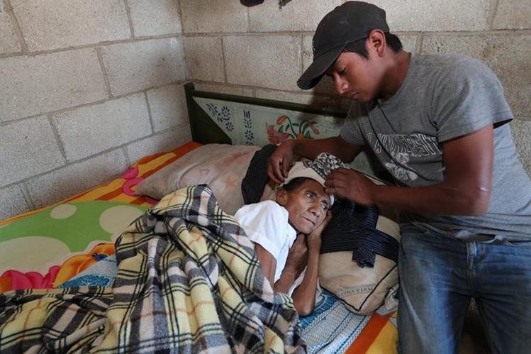 Lusbin Álvarez junto a su madre quien falleció el pasado 12 de febrero. (Foto Hemeroteca PL)