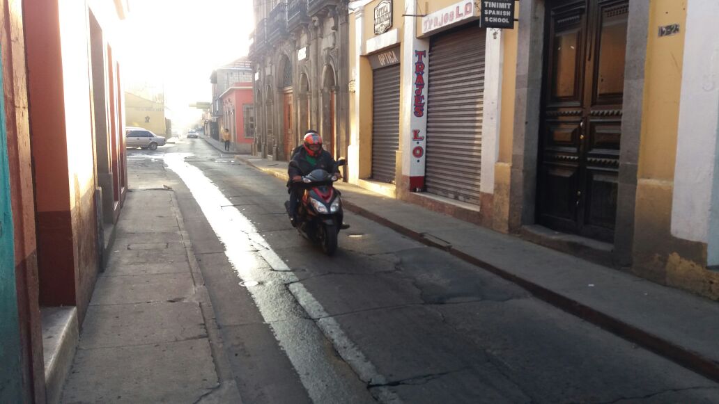 Pobladores de Xela salieron abrigados de sus viviendas, debido a la baja temperatura. (Foto Prensa Libre: María José Longo)