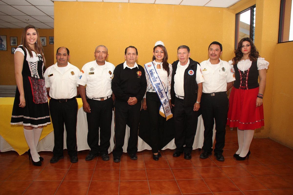 Organizadores del Oktoberfest en Cobán se alistan para la actividad que beneficiará a los Bomberos Voluntarios de esa ciudad. (Foto Prensa Libre: Eduardo Sam Chun)