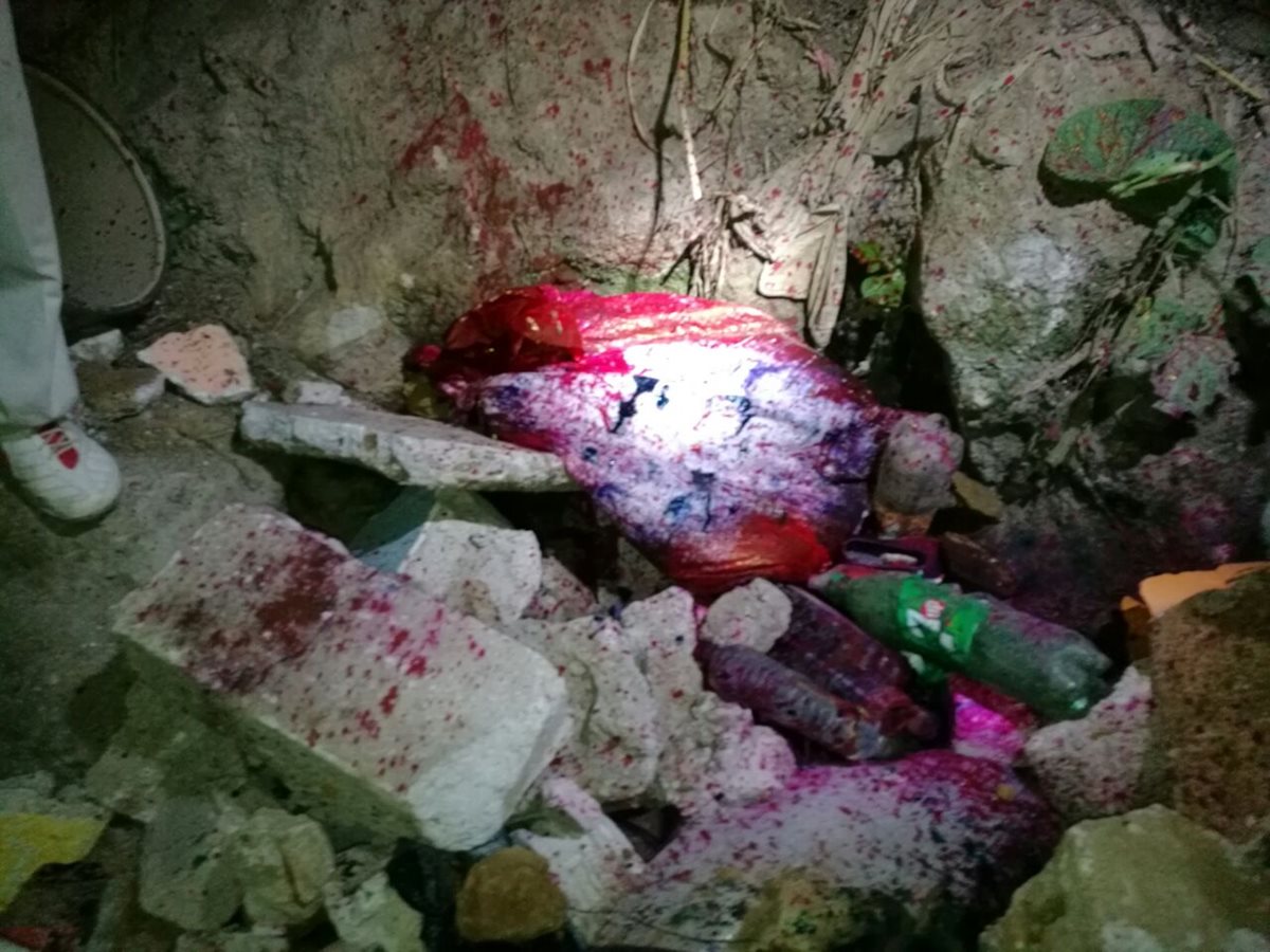 Los vecinos notaron que el agua del río Platanitos, en Villa Nueva, comenzó a teñirse de rojo en horas de la noche. (Foto Prensa Libre: Cortesía)