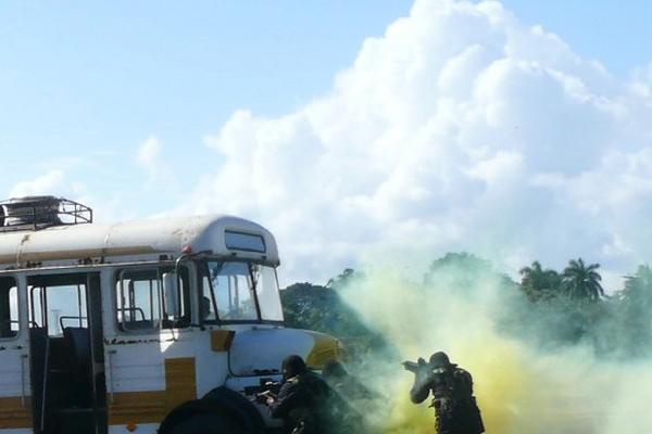 Soldados efectúan  simulacro de rescate.