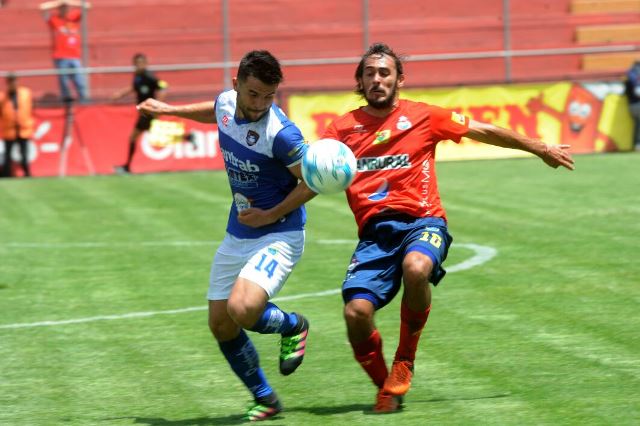 Gaston Puerari fue uno de los jugadores rojos que contó con más opciones, pero no pudo vencer al portero miteco. (Foto Prensa Libre: Edwin Fajardo)