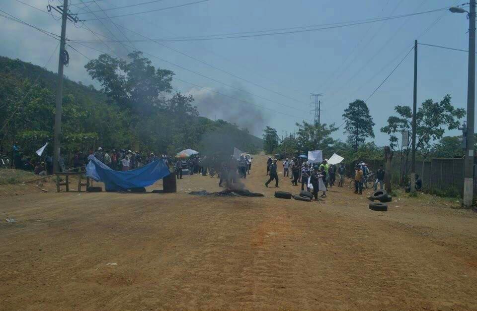 Pescadores de El Estor impiden el paso de vehículos en la ruta a Panzós, Alta Verapaz. (Foto Prensa Libre)