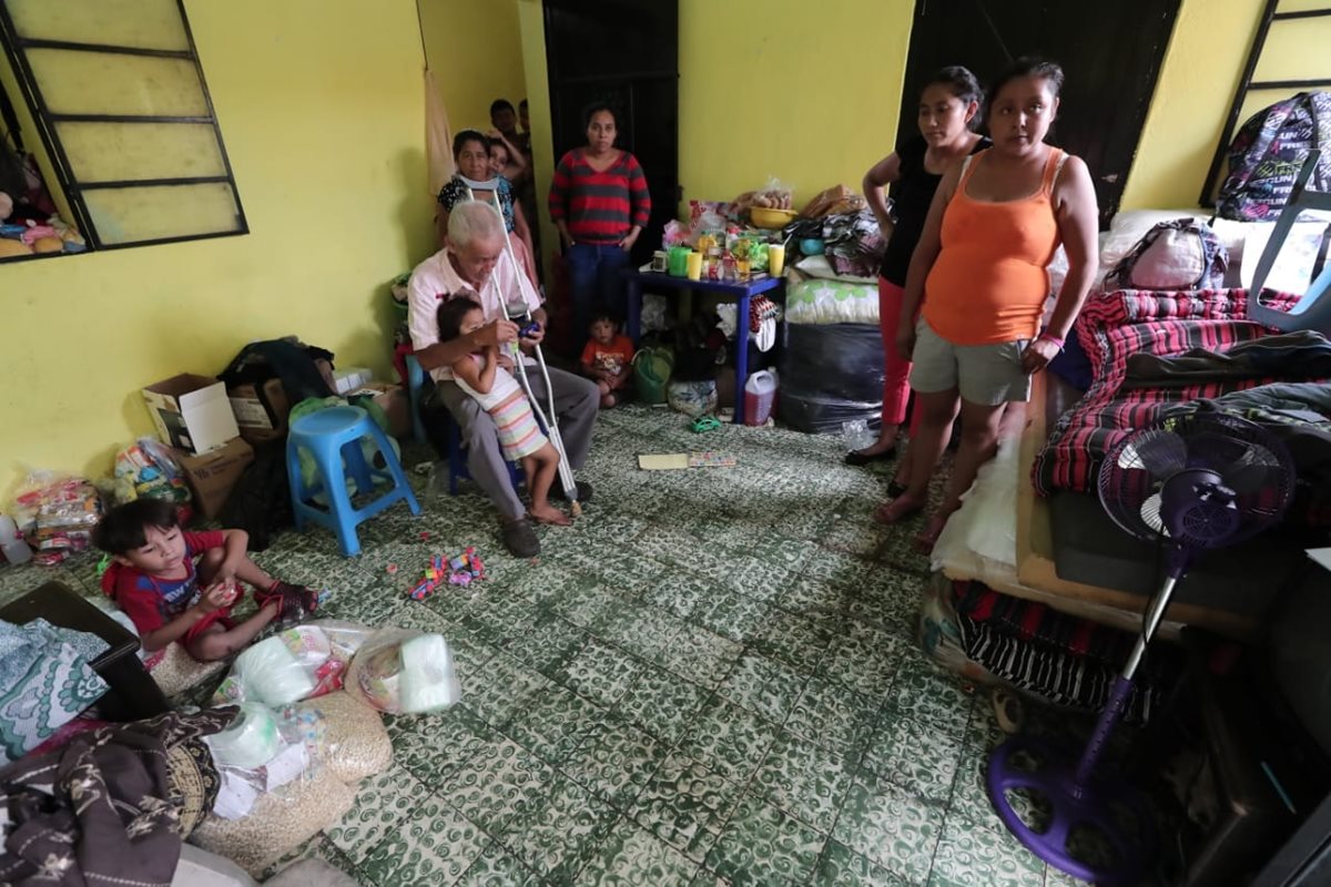 Jessica y Jorge se sienten afortunados por estar con vida después de decidir evacuar la zona de riesgo. (Foto Prensa Libre: Javier Lainfiesta)