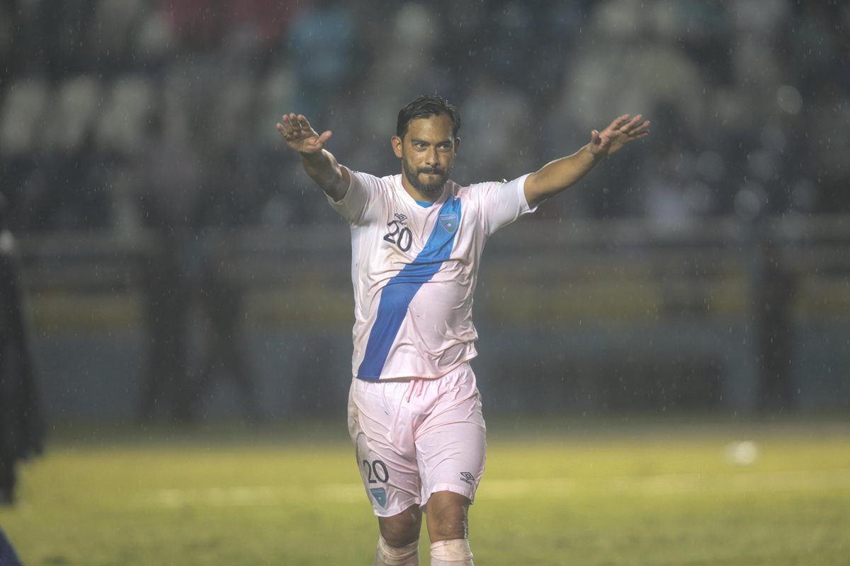 Carlos Humberto Ruiz, pese a no tener equipo desde mayo, fue el mejor hombre de la Bicolor en el tramo final de la clasificatoria hacia Rusia 2018 (Foto Prensa Libre: Norvin Mendoza)