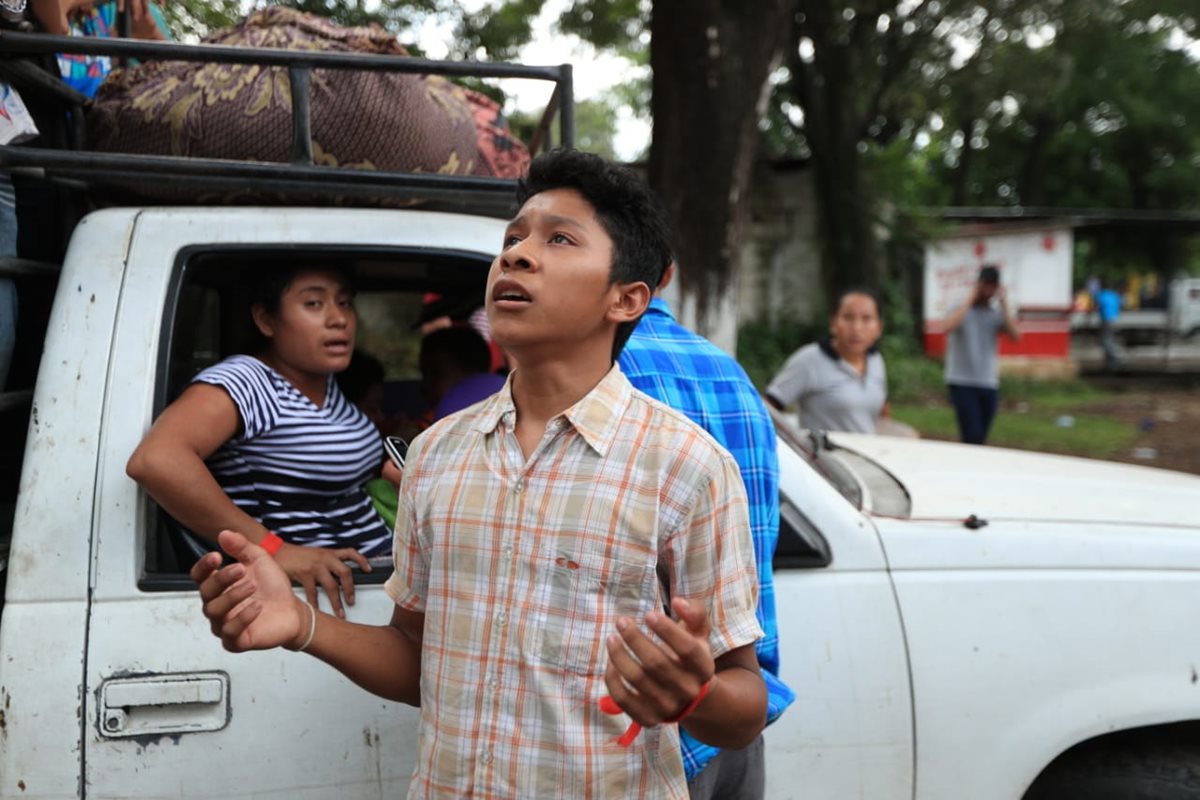 Algunas personas elevaron una plegaria antes de emprender el viaje.