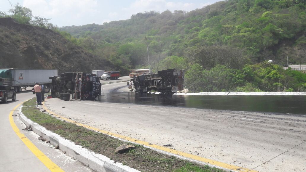 Tráileres vuelcan en el km 35 de la ruta al Atlántico, donde autoridades de Tránsito trabajan para restablecer el paso de vehículos. (Foto Prensa Libre: Provial)