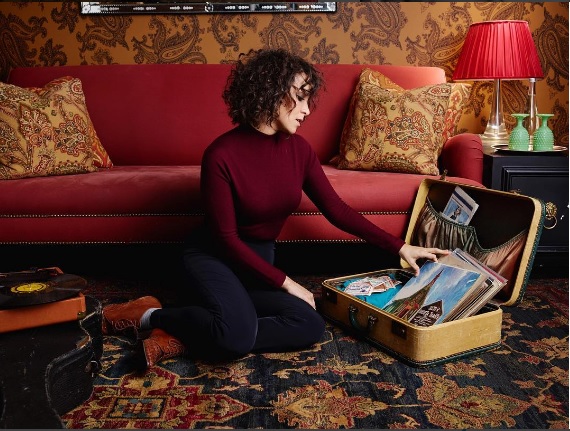 Gaby Moreno recién estrenó su nueva página de Internet, en la que muestra una nueva imagen. (Foto Prensa Libre: Instagram)