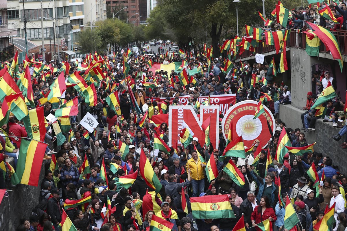 Ciudadanos detractores del presidente boliviano, Evo Morales, se manifiestan en contra de su posible reelección. (Foto Prensa Libre:EFE).