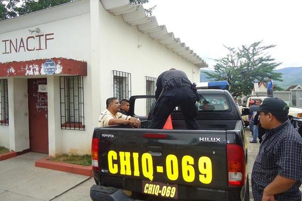 Agentes de la PNC de Esquipulas trasladan a la morgue el cadáver de Victoria Villeda Luna. (Foto Prensa Libre: Edwin Paxtor).