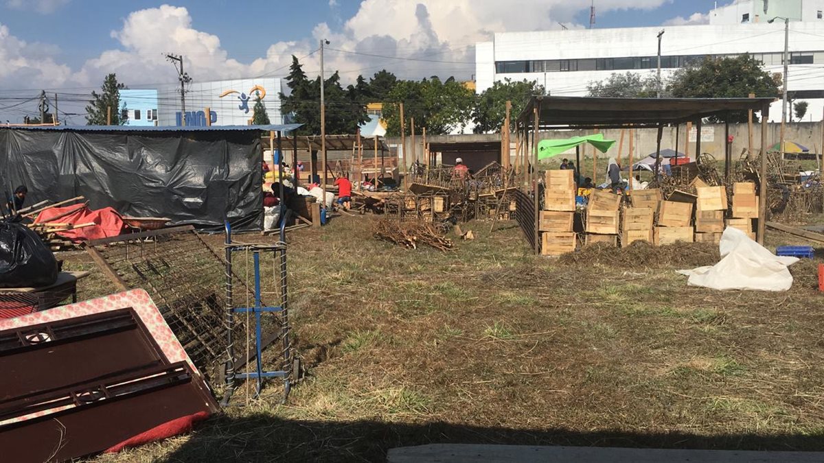 Instalan ventas de productos navideños en los campos del Roosevelt. (Foto Prensa Libre: Alberto Cardona)