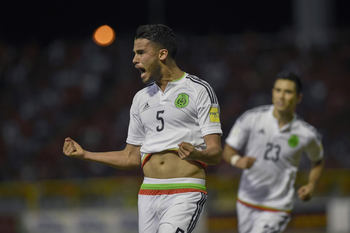 Diego Reyes festeja el gol del triunfo mexicano en tierras trinitarias. (Foto Prensa Libre: AFP)