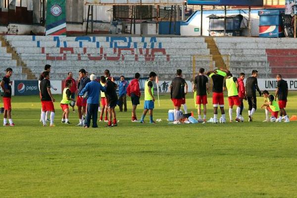 Los jugadores del Xelajú Mario Camposeco entrenaron este viernes, pero los denunciados se retiraron del lugar. (Foto Prensa Libre: Carlos Ventura)<br _mce_bogus="1"/>