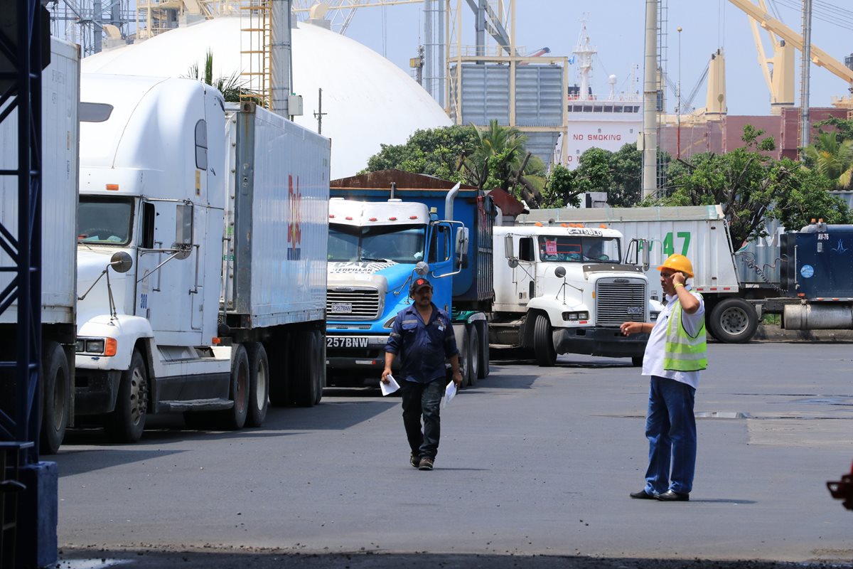 La subfacturación en las declaraciones aduaneras, para liquidar menos impuestos, es una de las prácticas que detectó la intendencia de Aduanas y que motivó a las autoridades a hacer ajustes a los contribuyentes, por Q125 millones. (Foto Prensa Libre: Enrique Paredes)