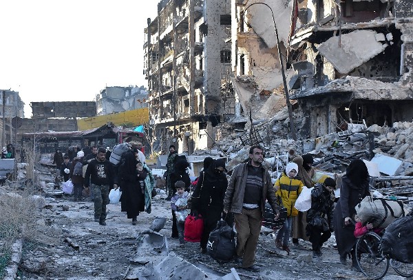 Sirios huyen de los bombardeos en Alepo después de que la tropa del régimen retomara el área de los rebeldes. (Foto Prensa Libre: AFP)