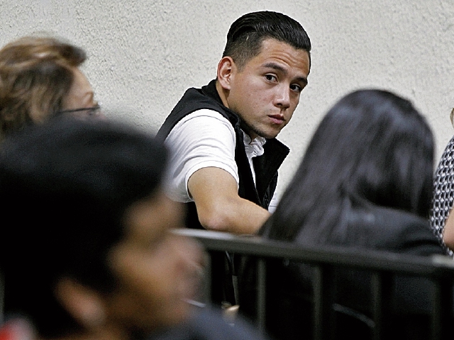 José Manuel Morales, hijo del presidente, se molestó ayer luego que no se le permitió ingresar alimentos a la sala. (Foto Prensa Libre: Paulo Raquec)