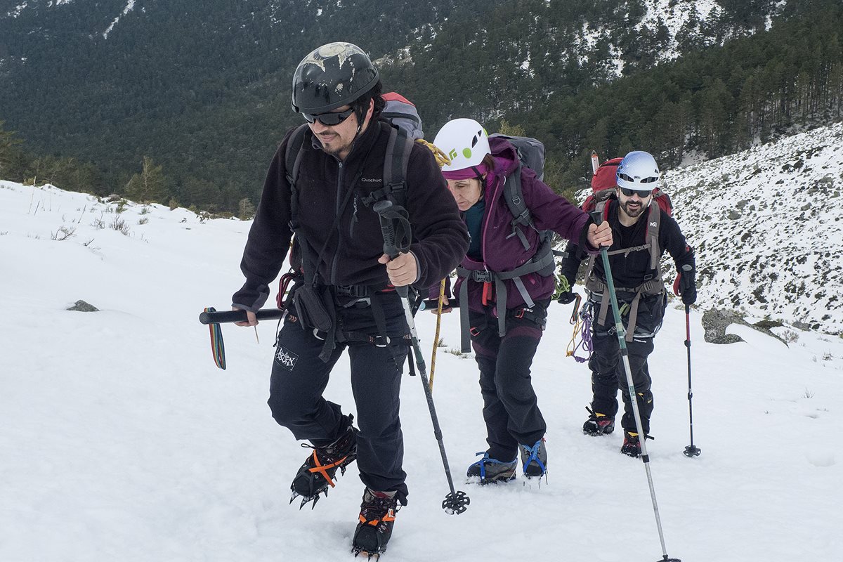 El guía de montañismo y escritor guatemalteco Christian Rodríguez, al frente de una excursión con personas con discapacidad visual en la montaña La Maliciosa, España. (Foto Prensa Libre: Cortesía de Christian Rodríguez).