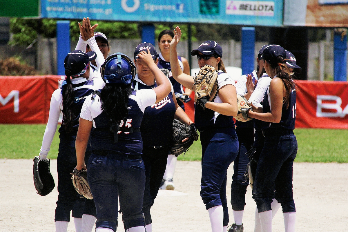 La novena universitaria festejó el triunfo en el segundo juego frente a Cementos Progreso. (Foto Prensa Libre: Cortesía Asosoftbol).