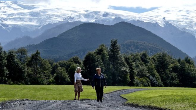 Bachelet, y McDivitt firmaron este miércoles el acta de entrega de las enormes extensiones de terreno. AP