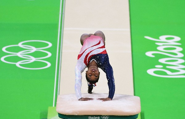 Simone Biles de Estados Unidos contribuyó para que su equipo ganara la medalla de oro. (Foto Prensa Libre: AFP)