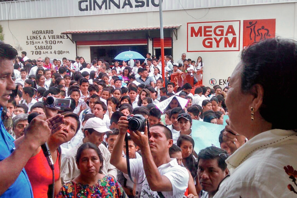 Estudiantes del Instituto Experimental Julio César Méndez Montenegro de Mazatenango, Suchitepéquez, protestan porque las aulas están en malas condiciones. (Foto Prensa Libre:)