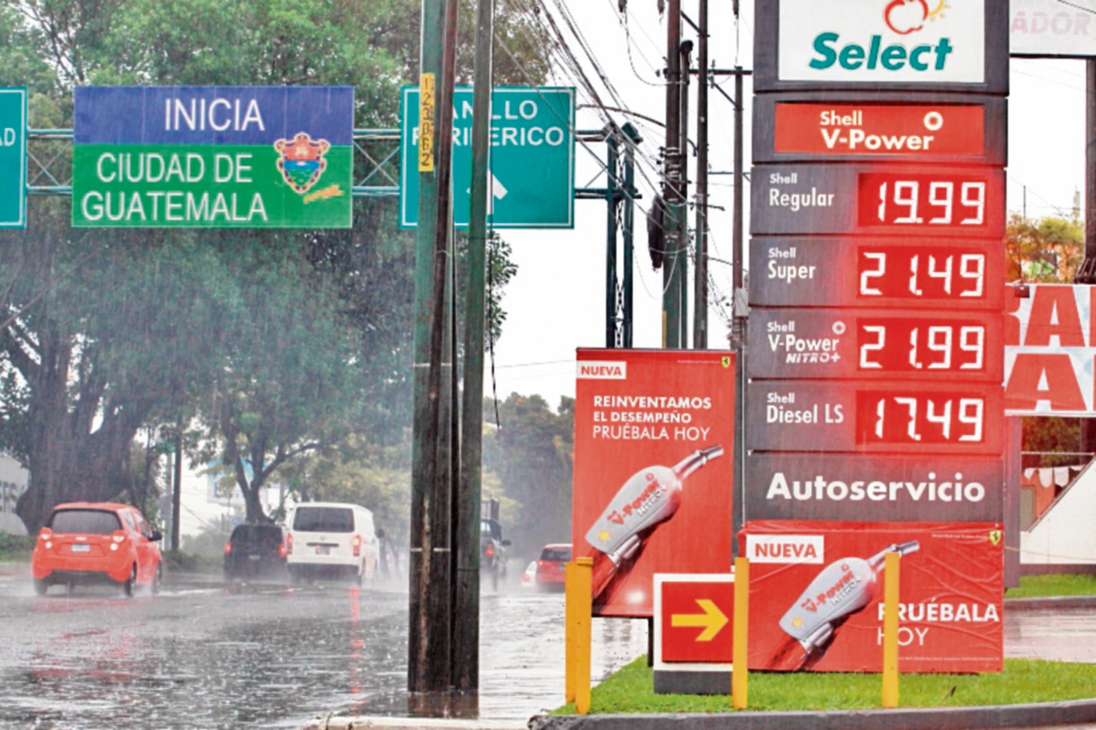 Los precios de los combustibles bajaron durante el fin de semana en la ciudad capital. (Foto Prensa Libre: ESTUARDO PAREDES)