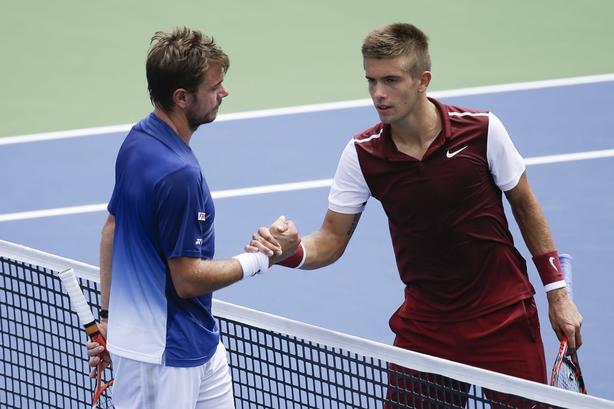 Stanislas Wawrinka y Borna Coric al finalizar el partido este miércoles. (Foto Prensa Libre: AP)