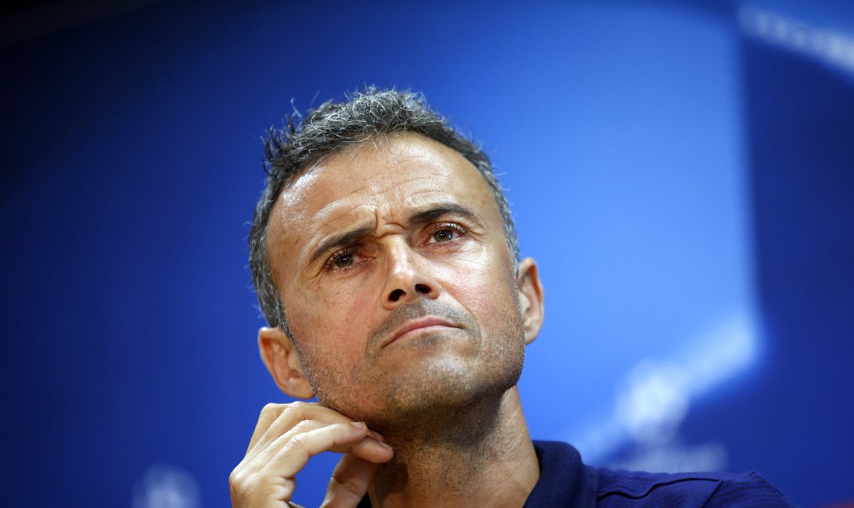 Luis Enrique durante la conferencia de prensa previo al juego contra el Celtic en la Liga de Campeones. (Foto Prensa Libre: AP)