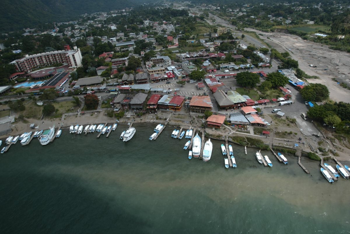 Panorámica de la contaminación que llega al Lago de Atitlán, Sololá. (Foto HemerotecaPL)