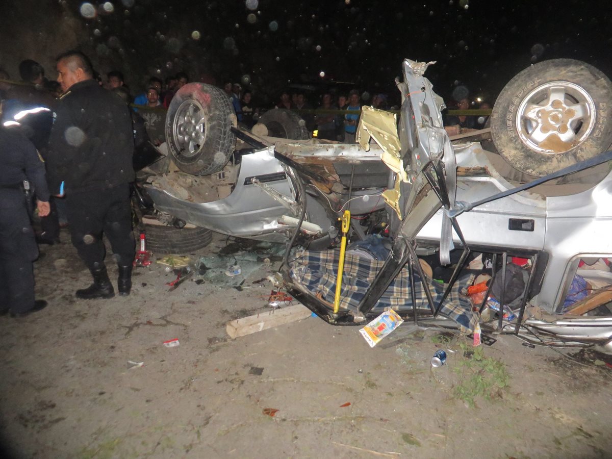 El accidente ocurrió en el km 165 de la ruta de San Pablo La Laguna a Santa Clara La Laguna, Sololá. (Foto Prensa Libre: Ángel Julajuj)
