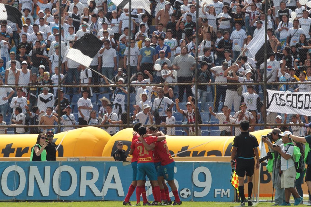 Municipal vive un momento de ensueño y apunta al título del Torneo Apertura 2016. (Foto Prensa Libre: Norvin Mendoza)