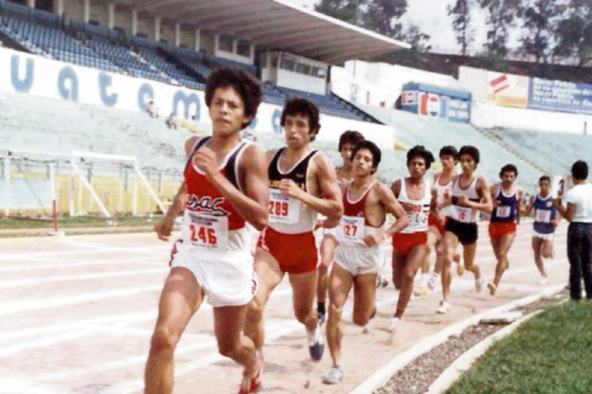 Hugo Allan García —número 27— durante una competencia en el estadio Nacional Mateo Flores. El exatleta logró las mejores marcas nacionales en medio fondo en 1987. (Foto Prensa Libre: Hugo Allan García)