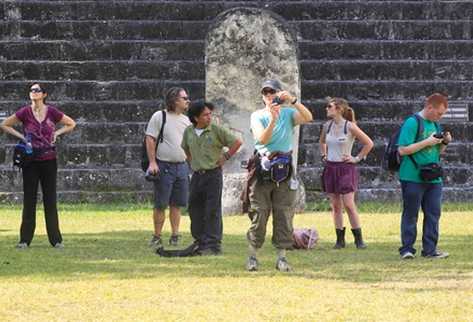 Turistas en el Parque Nacional Tikal. España apuesta por fortalecer turismo en Centroamérica.