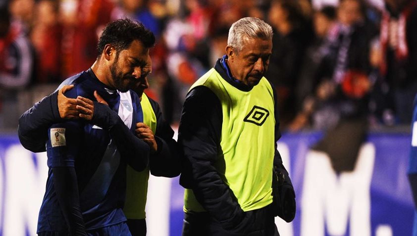 Carlos Ruiz sale del terreno de juego al final del partido acompañado por el técnico Walter Claverí y Victor Hugo Monzón. (Foto Prensa Libre: Francisco Sánchez)