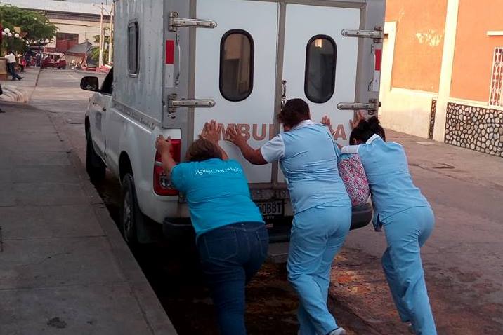 Ambulancia con problemas mecánicos es empujada por enfermeras en el Centro de Salud de Jocotán, Chiquimula. (Foto Prensa Libre: Facebook Yari Tenas)